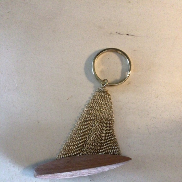Metal and teak sailboat keychain - Picture 5 of 5